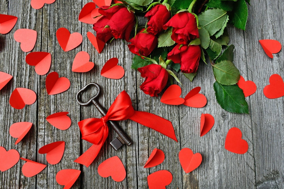 Roses, hearts, key in a red ribbon