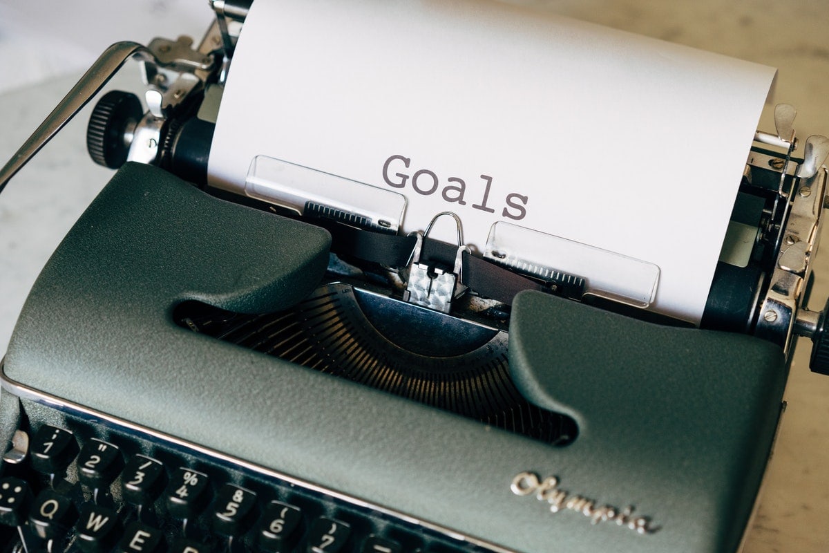 Type writer paper with word goals